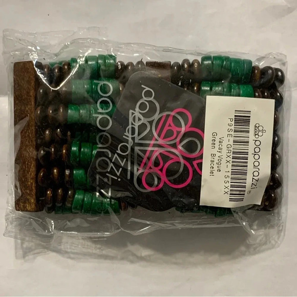 Paparazzi Jewelry - Vacay Vogue Green Bracelet - Picture 3 of 3